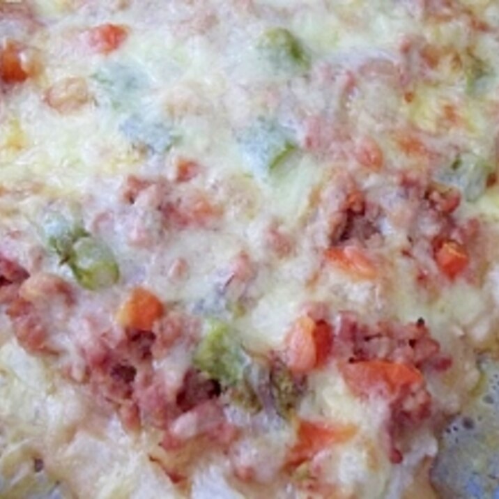 ピリ辛みそ味ミートソースで　簡単ピザ